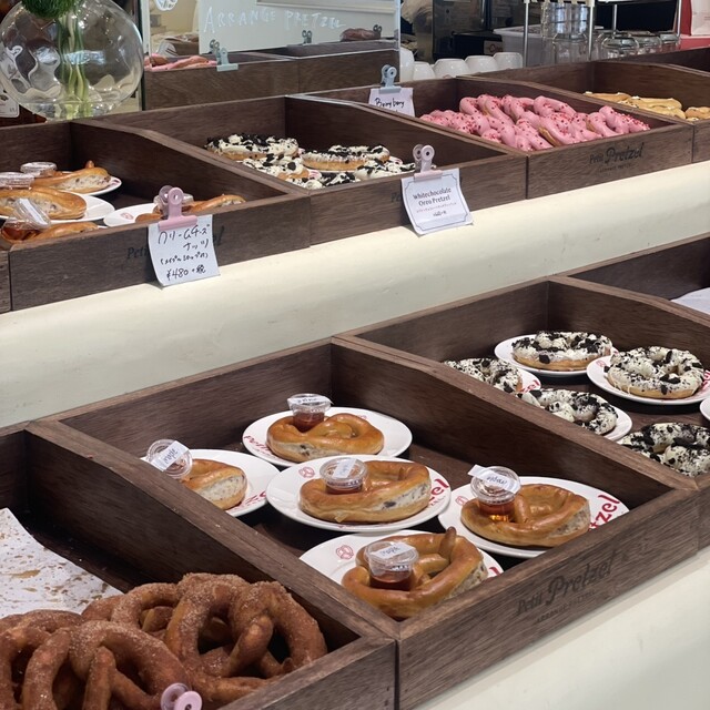 📍Petit Prepzel 阿倍野キューズモールの中にあるカフェ☕️ キッズメニューもあるし離乳食はなんと無料なんだって👶🏻🤍店内韓国っぽで可愛いくてプレッツェルも美味しかった〜🥨 大阪子連れカフェ