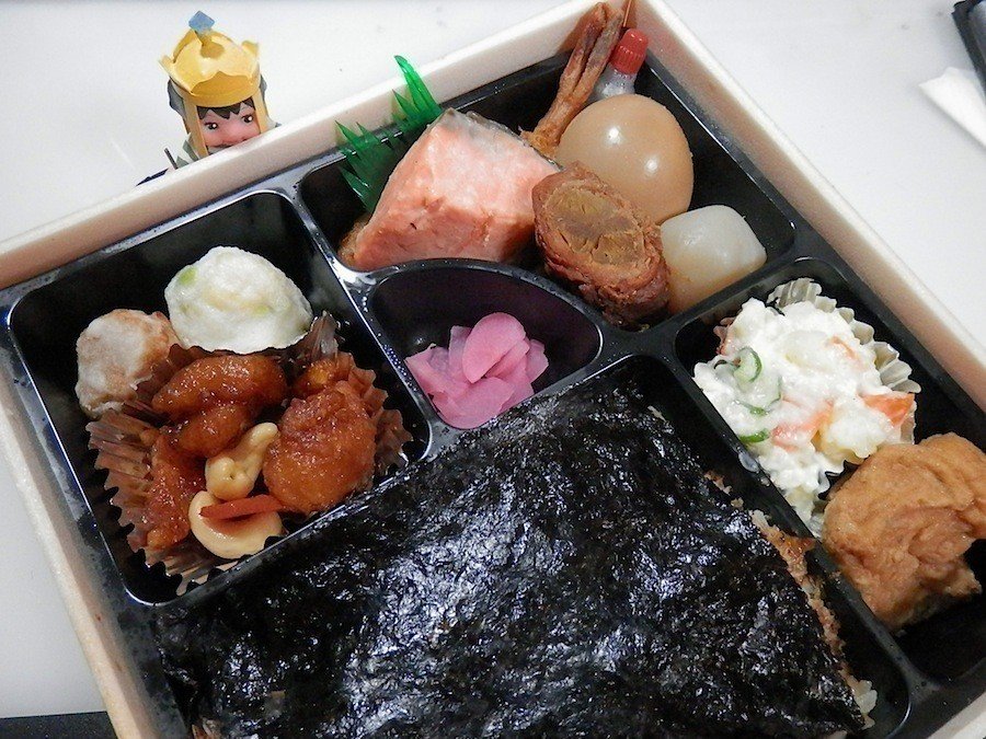 🍱 感動のロケ弁『津多屋さん』、ついに「のり２段幕の内弁当」を食べたぞ！ぐるぐる