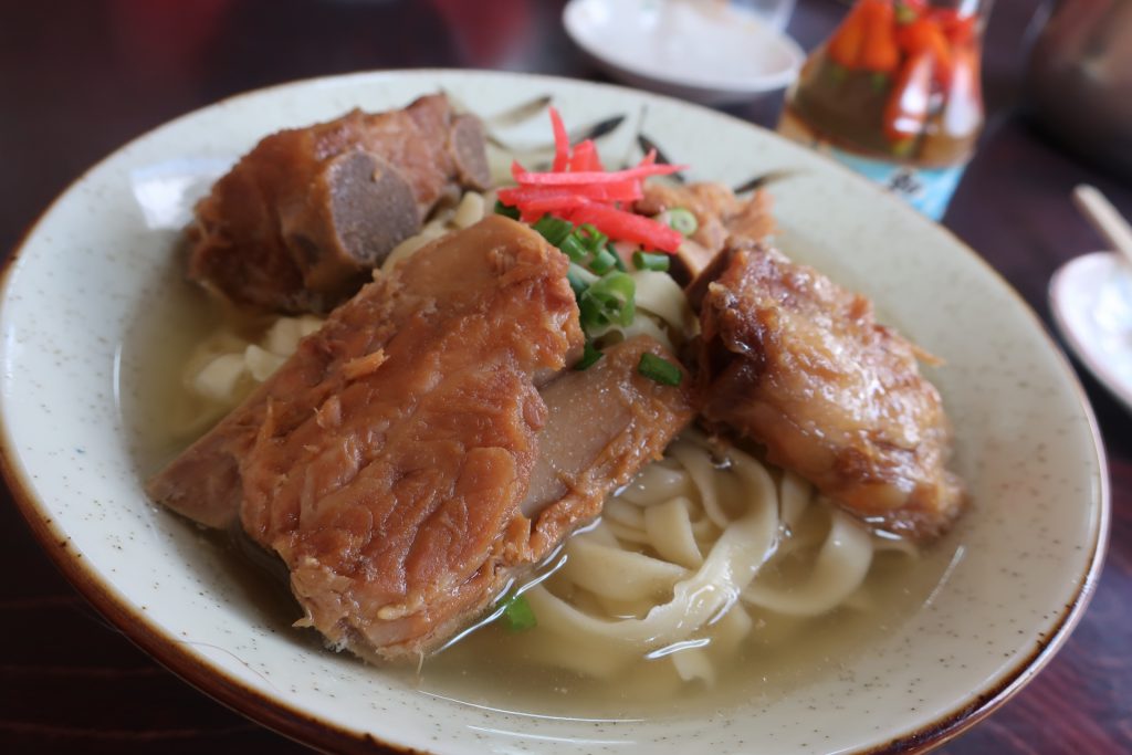 具たぐさんの沖縄そば