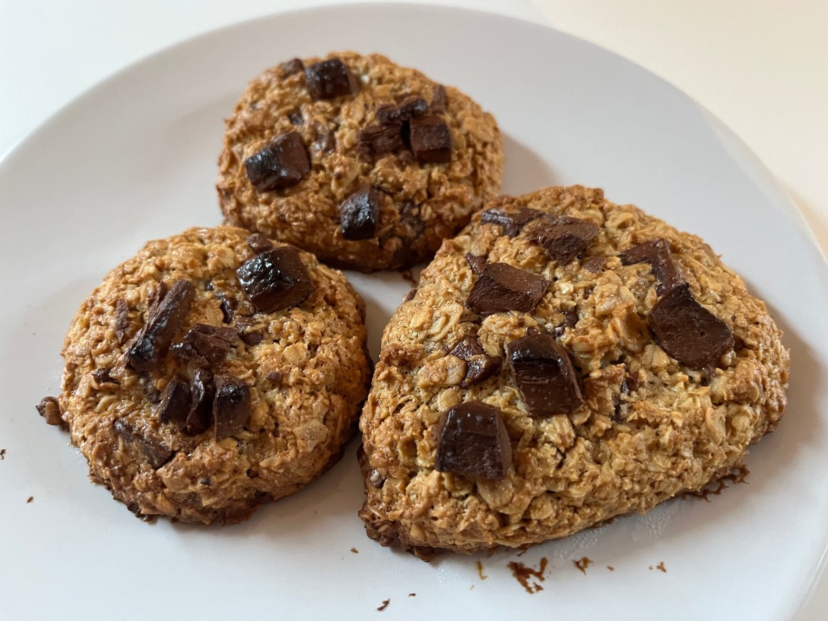 レシピあり▷▷ ⁡ こんばんは〜 今日はチョコバナナスコーンです✨ ⁡ 材料はたったの4つ！！ ホットケーキミックスで作る、めちゃくちゃ簡単なスコーンです😋今回は相性抜群のチョコ×バナナで作ってみました🍫🍌 焼くまで10分もかからないのであっという間に完成します