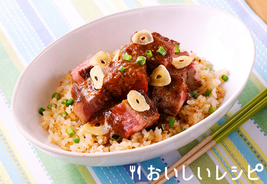 がっつりボリューミー！ ステーキのせガーリックライス