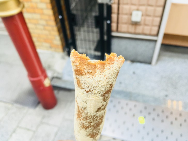 川崎市の観光スポットの一つ、厄除けのお参りで知られる川崎大師の門前にある「仲見世通り」 今回は仲見世通りの食べ歩きスポットをご紹介しました🎵「住吉」 大正６年創業、くず餅で有名な老舗 「寺子屋本舗」 食べ歩きにもってこいの串に刺さったおかきが有名！ 「津田