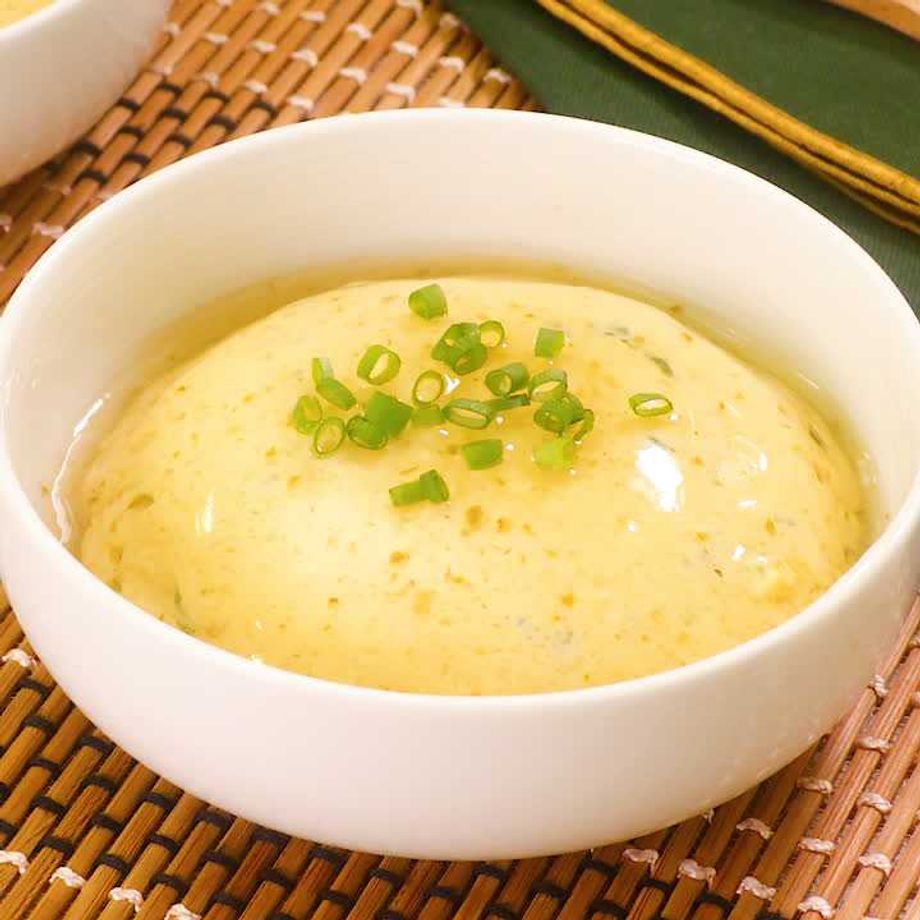 さとの雪・ 本日は木綿とうふ を使ったレシピをご紹介🧑‍🍳✨ レンジで手軽に作れる茶碗蒸しのレシピをご紹介します❗️忙しい日でもさっと作れる一品です。 ・ 豆腐のレンジ茶碗蒸し🥚 ・ ○材料 ２個分○ 木綿豆腐 1 4丁 卵 1個 白だし 小さじ2 水80ml