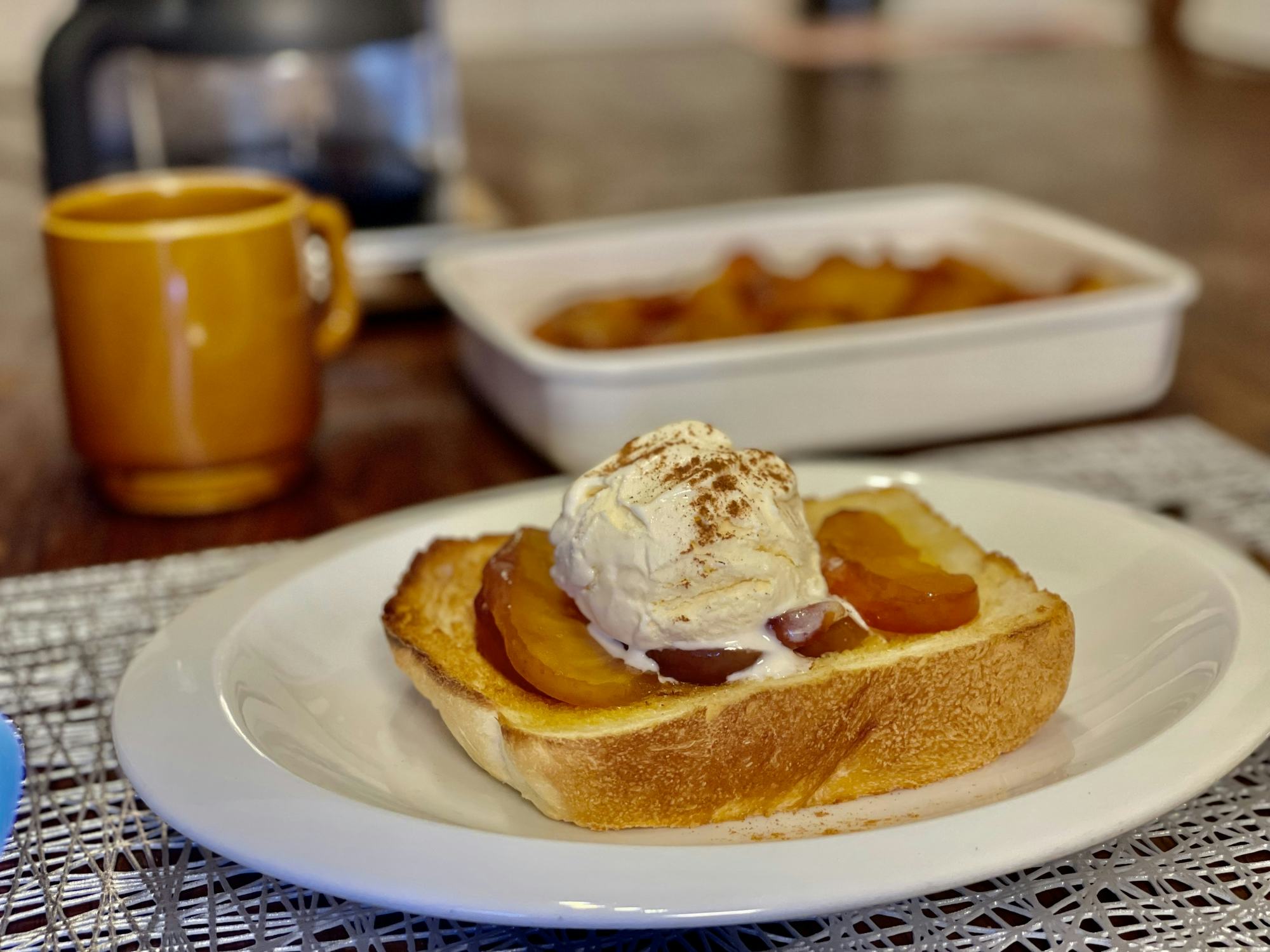 ariko shima miyajima甘いものを欲してりんごをバターカラメル煮に。トースト に載せてハーゲンダッツバニラ、シナモンパウダー。この組み合わせ、映画版のきのう何食べた？でも出てきたやつ。カラメルをしっかり苦めに焦がすのが美味しさの決め手。タルトタタンの簡単