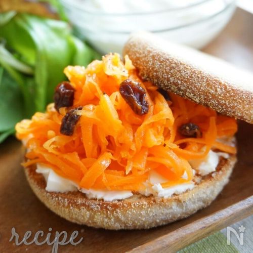 キャロットラぺと蒸し鶏のオープンサンドYKベーキングカンパニ