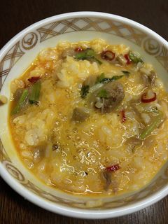 虚無スパサラ , 1.4mmのパスタ 100g, 卵 1個, マヨネーズ 大さじ2, ケチャップ 大さじ1 2, 味の素 6振り,塩 小さじ1 3, 黒コショウ 適量, カレー粉 小さじ1 3, ★味変で粉チーズ,塩分濃度1％のお湯で半分に折った1.4mmのパスタ100gを茹で、一緒に卵1個も茹でる,