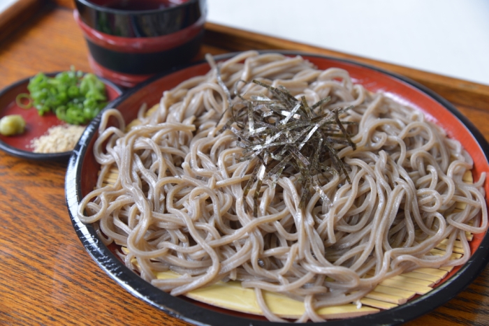 ギャル曽根こだわりの「ざるそばの食べ方」 わさびをつけるときは– Sirabee