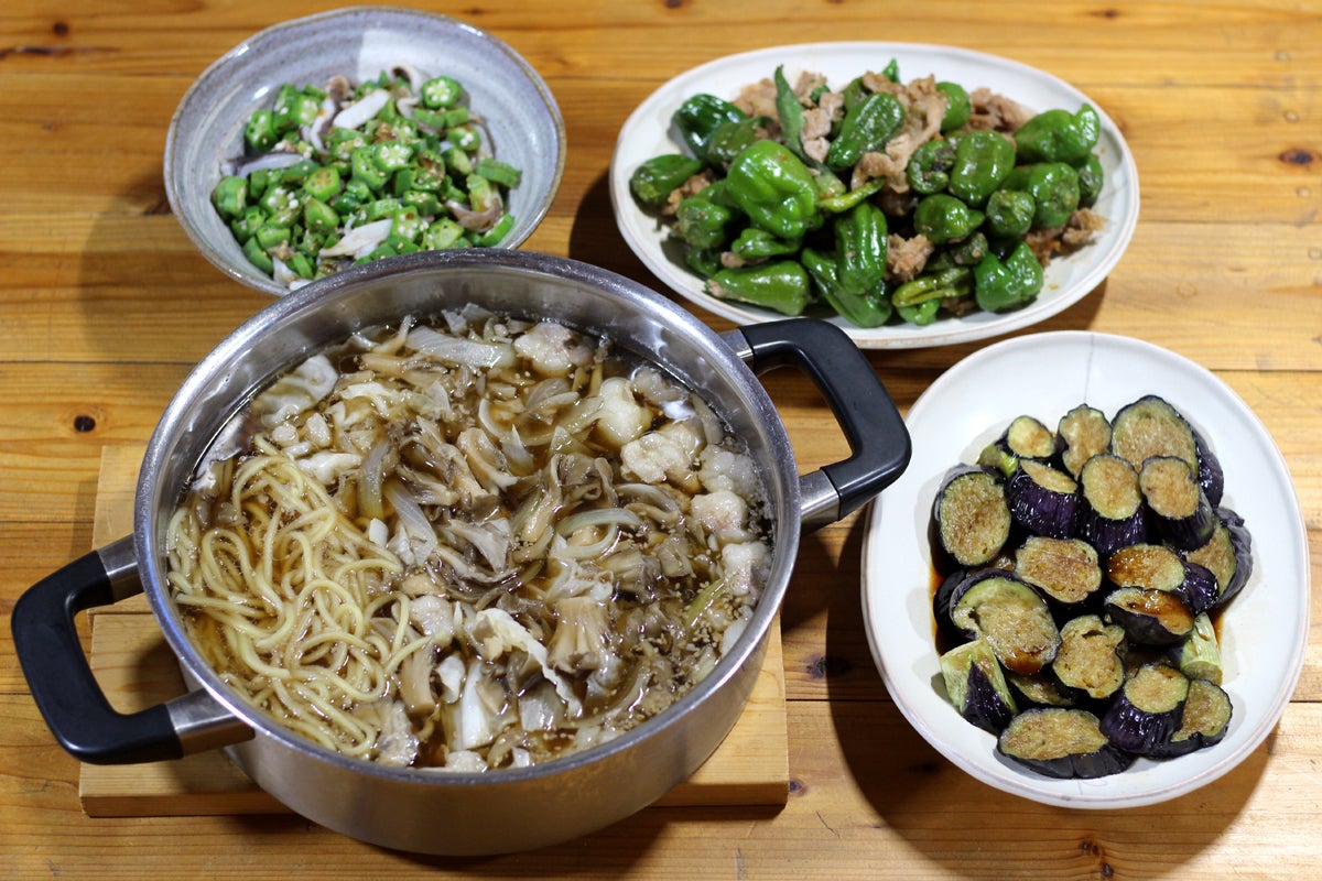 🌿 🍅 🌿 夏だからこその夏野菜 夏野菜だからこその揚げ浸し 茄子、オクラ、ヤングコーン、トマト、ピーマン 揚げて、出汁に浸す。1晩。したら美味しい朝食なわけですね〜 好きなLPでもCDでも聴いて楽しむ食卓 このお家、そんなに嫌いじゃないです🌱食卓風景朝食私