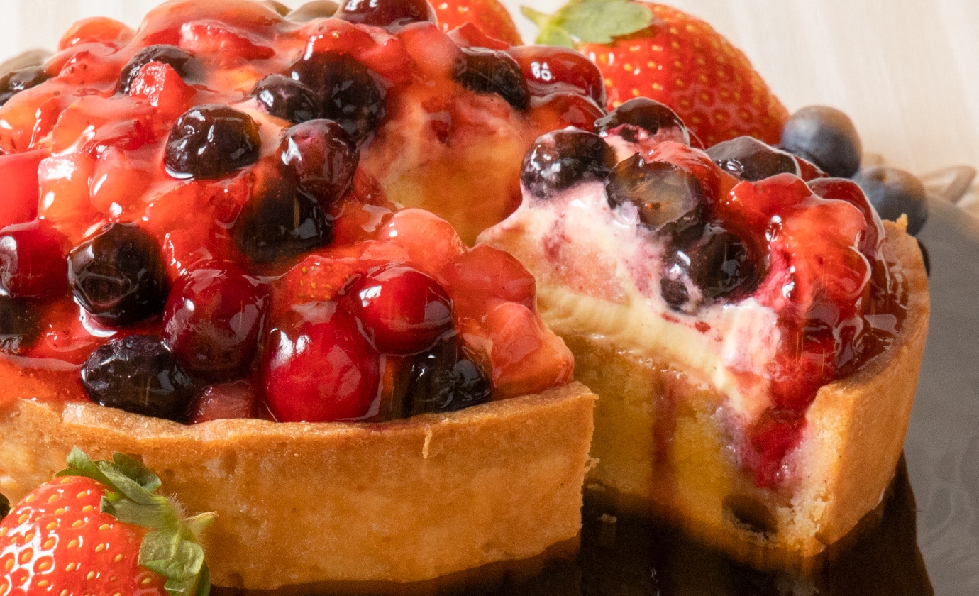 TOMIYA-焼菓子と自家焙煎珈琲-.赤いフルーツのタルトアーモンドクリームにフランボワーズの味付けをして、フランボワーズ・グリオット サワーチェリー ・グロゼイユを埋め込み焼き上げました。ベリー系の酸味がしっかり感じられるタルトです。Instagram