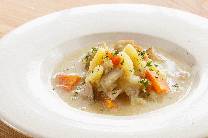 あっかシチュー。, ・, 市販のルーは無くても出来るよ。, ・,米粉の種類によって、とろみ具合が違ってくるようなので、豆乳は400mlで一旦煮込んでみて、好きなとろみまで後から豆乳足すのをおすすめします。, ・,鶏もも肉2枚, 塩胡椒, にんにく2かけ, バター20g, オリーブオイル, ・, かぶ2個か3個, 葉っぱもあったら入れて, コンソメ小さじ4,キューブなら2個 , ・,