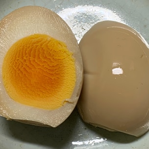 わさび味玉 ⠀ ⠀ 醤油ベースに飽きて作ってみたら美味しかった🥚 白だしに水を加えて濃いめに作る。わさび 4.5cmほど多め を加えて卵を漬けるだけ。 ⠀ ⠀