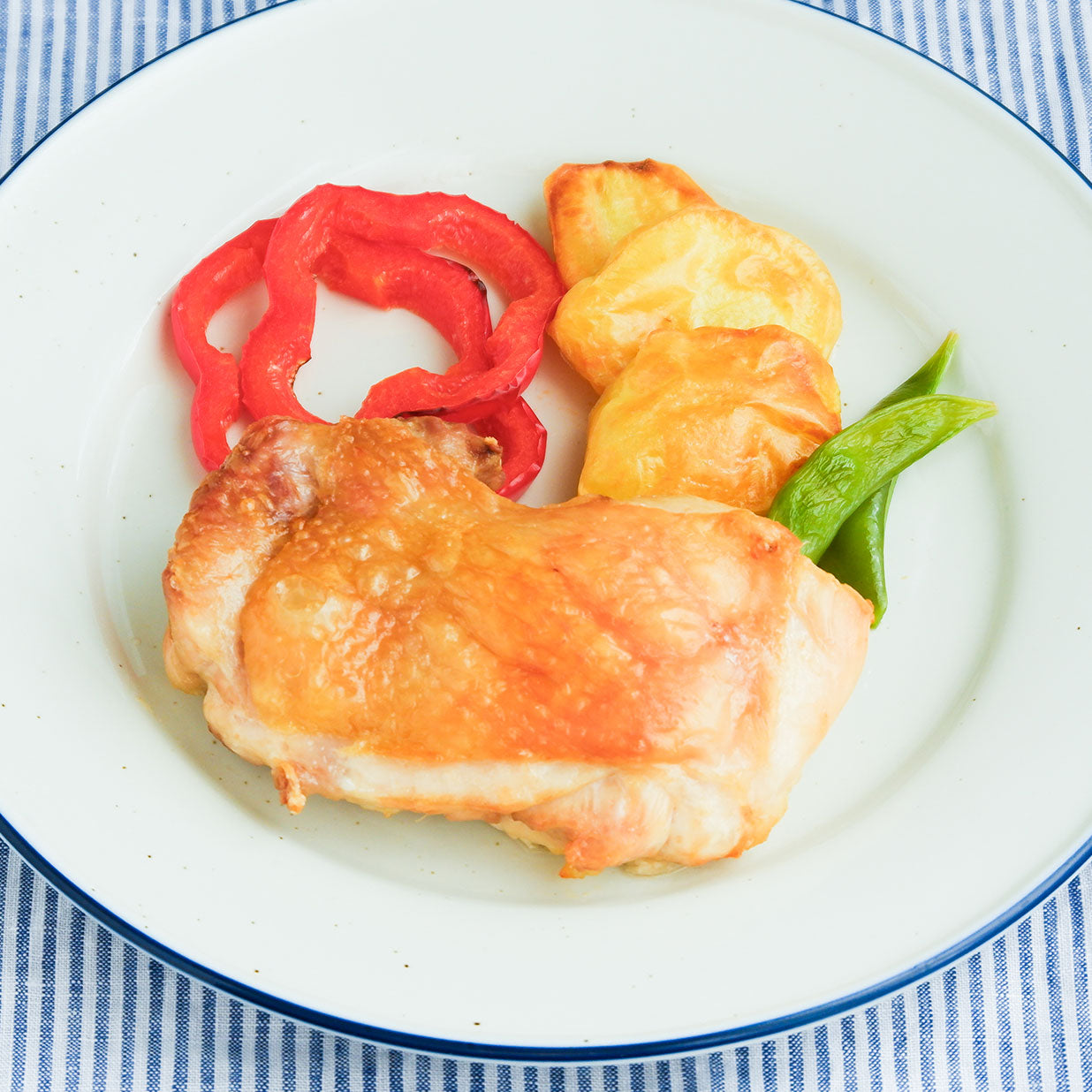 鶏もも肉とじゃがいものチーズ焼き, とろ～りチーズがたまらない、フライパンだけでさっと作れる！, お酒のあてにもピッタリな簡単レシピ🧀,材料 2人分, 有機ミックスシュレッドチーズ 大さじ1程度, 鶏もも肉 1枚, じゃがいも 2個, ハーブソルト 適量,塩コショウ 適量 ,オリーブオイル 適量, ■ 有機ミックスシュレッドチーズ400g, セルロース不使用・無添加！,