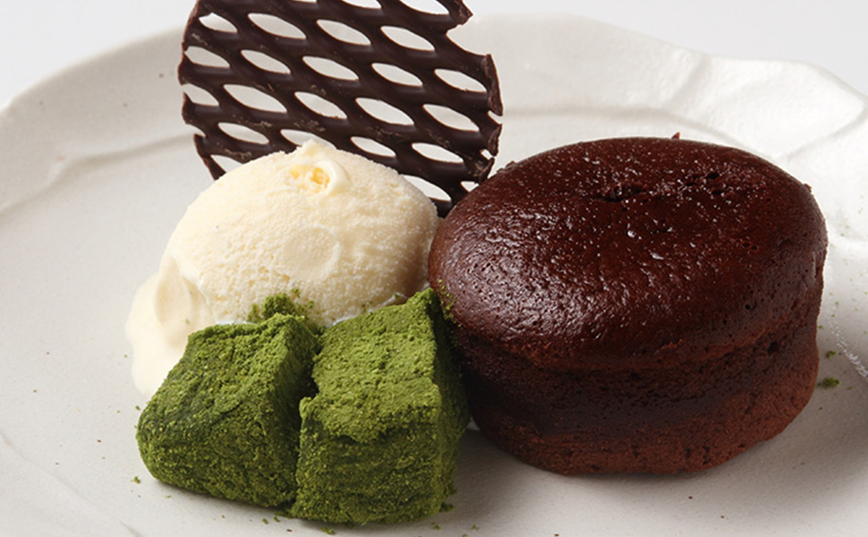 フォンダンショコラを粉福シンプル丸皿に盛り付けました🍫🍫🍫 Georgeシェフのフォンダンショコラ最高です。 しあわせいっぱいのスイーツ。敢えて大きいお皿に盛り付けて贅沢感を出してみました。 直径24cm あるシンプルなお皿なので 幅広いお料理に使えて嬉しいお皿です