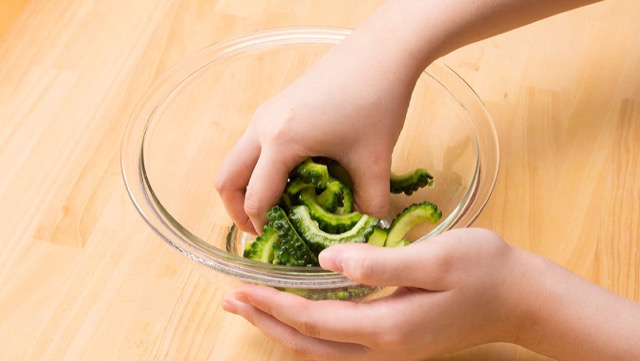 今日のお弁当❦〜❦ 下ごしらえして冷凍しておいたゴーヤを使って、ゴーヤチャンプルー を作ってみた。舞茸を巻いたベーコンが、やたら横並びなのが、少し気になるな。Mii
