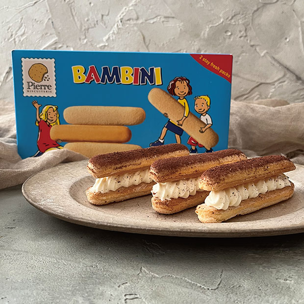 アレンジレシピのご紹介です✨ 『チョコサンドミレー』 チョコレートを50度の湯煎で溶かし、ミレービスケットで挟んで冷やします♫とっても簡単ですよね😋 ぜひ試してみてください💕菊花堂アレンジレシピチョコサンドミレーミレーフライミレービスケット菊花堂