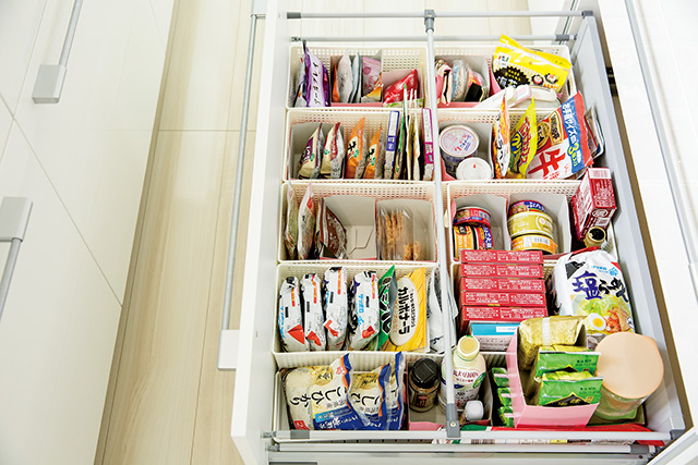 食品ストックの収納術買い過ぎや賞味期限切れを防止するアイデア実例HOUSTO おウチの収納.com