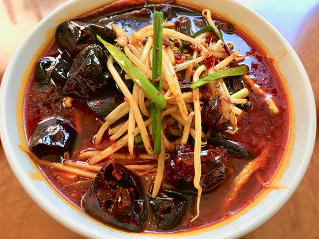 中華料理：白い背景に赤いプレートに添えられた甘酸っぱいソースの下で鯉のリスまたは松州、側面図、接写写真素材2441497639Shutterstock