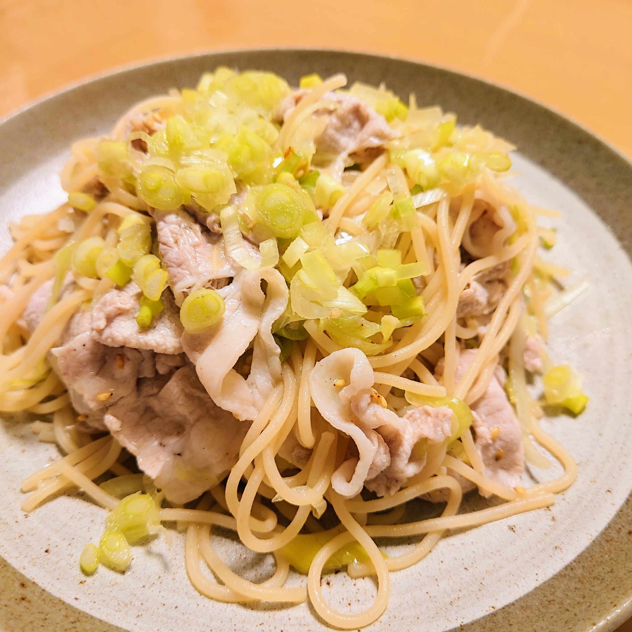 味付けは塩麹だけ和風パスタ, 材料, 舞茸 一袋, 大葉 5枚, ニンニク 2個, ベーコン 30g, 鷹の爪 1個,パスタ 90g, 水 300cc, 塩麹 30cc, 塩 ひとつまみ, オリーブオイル 大さじ2,①材料を切ったらフライパンにオリーブオイル, ②ニンニク、ベーコンを入れて炒めたら鷹の爪、舞茸を入れる,