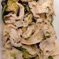 業務スーパー愛好家😘けい💜豚コマと冷凍揚げナスで簡単レシピ！ㅤㅤㅤㅤㅤㅤㅤㅤㅤㅤㅤㅤㅤ 油分を減らしたいから、揚げナスはチンした後に熱湯にくぐらせて油抜きしたよ😘ㅤㅤㅤㅤㅤㅤㅤㅤㅤㅤㅤㅤㅤ 揚げナスは油分が多いので、一度油抜きするのはおススメ