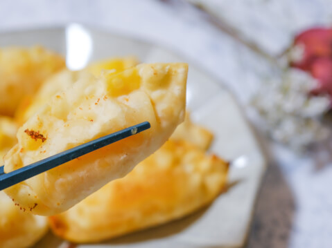 キャラ弁などに使って余った スライスチーズを 可愛く変身させませんか？🌷 型取りチーズの作り方をご紹介します🧀材料・スライスチーズ ・チェダーチーズ ・油 ・キッチンペーパー ・アイス、ドーナツ、ミッキー、 プーさんのシリコン型 DAISO・クマさん、ネコ、 お花・星のシリコン型 seria・ぶぶあられピンク DAISO、Can★Do