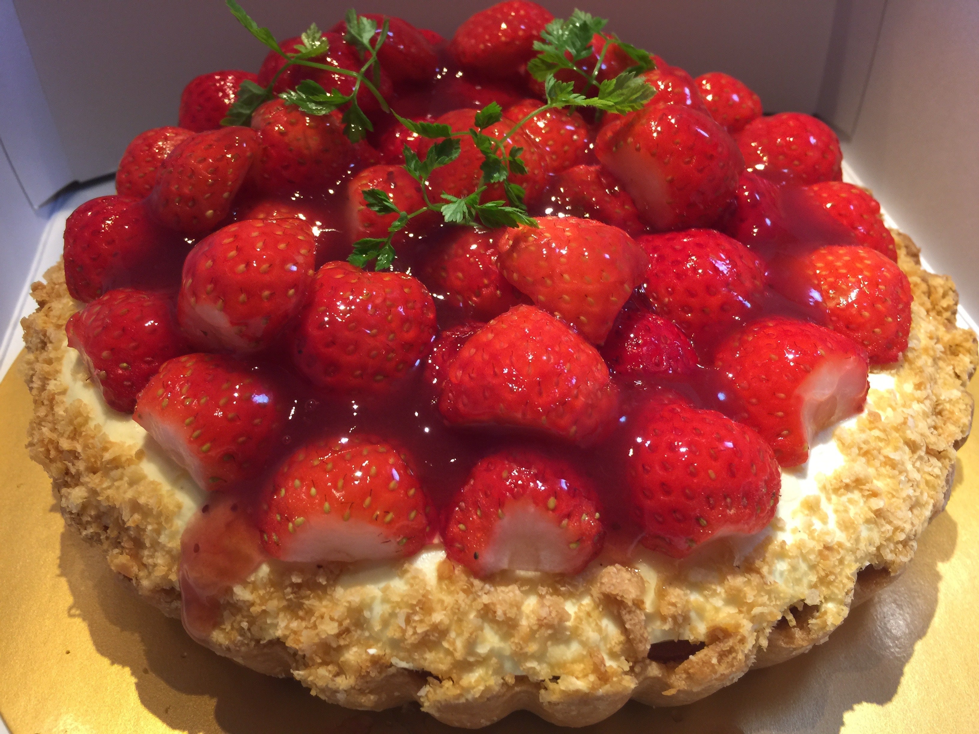 不二家 だからサービスしすぎだって ！苺てんこ盛りの「贅沢すぎるスイーツ」ひとくちの満足感がえげつない