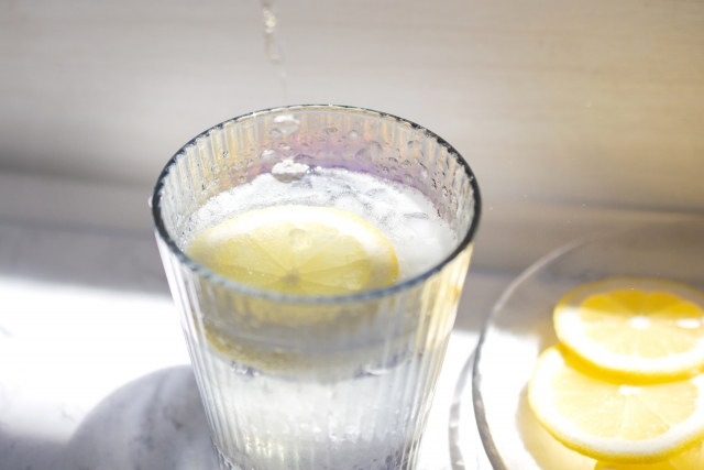 レモン水は健康・美容によい？得られる効果や飲む際の注意点を解説ウォーターサーバー・宅配水ならアクアクララ