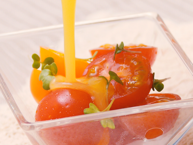 お気に入りのドレッシング完成。 レモン3個の果汁をたっぷり使用🍋🍋🍋 味付けはシンプルに塩、こしょう、はちみつのみ。あとはオリーブオイル♪酸味好きにはたまらない。 我が家でも大好評だったので定番化決定。 レシピ検索→ちょりまめ日和 生レモンドレッシング