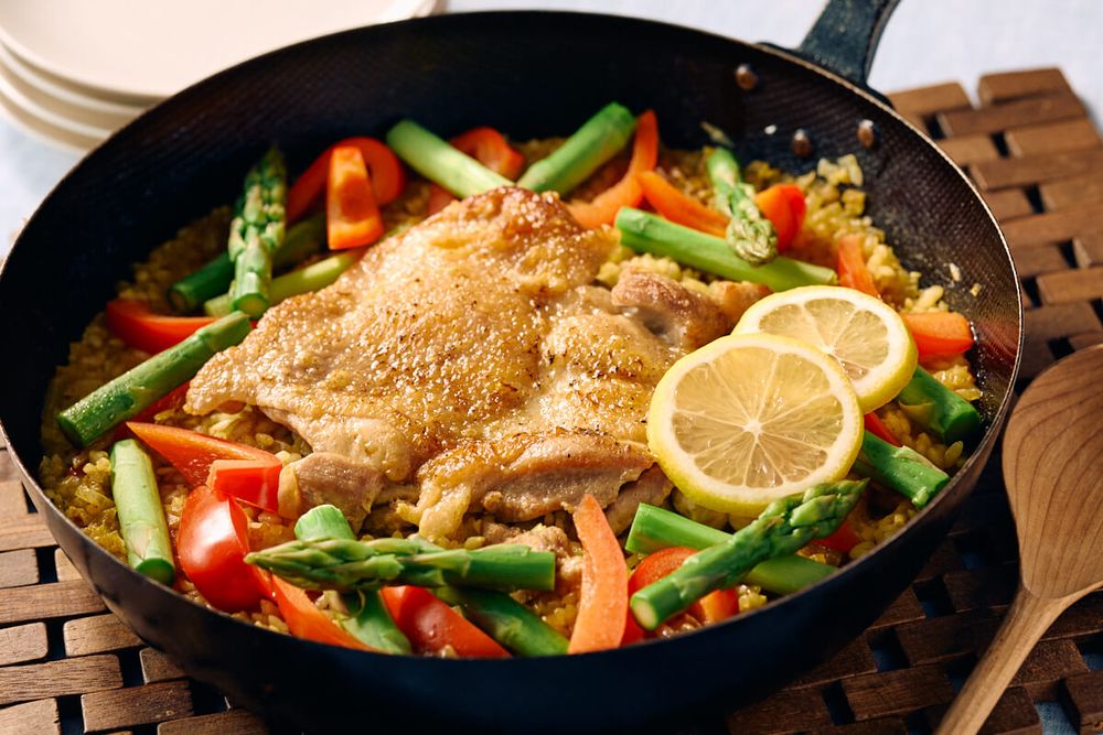 フライパンでお手軽＊ガッツリ鶏肉のカレー風味パエリア♡