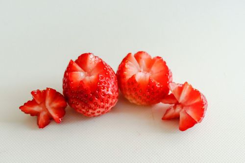 スイーツを華やかに！簡単ないちごの飾り切り3種類セブンプレミアム公式