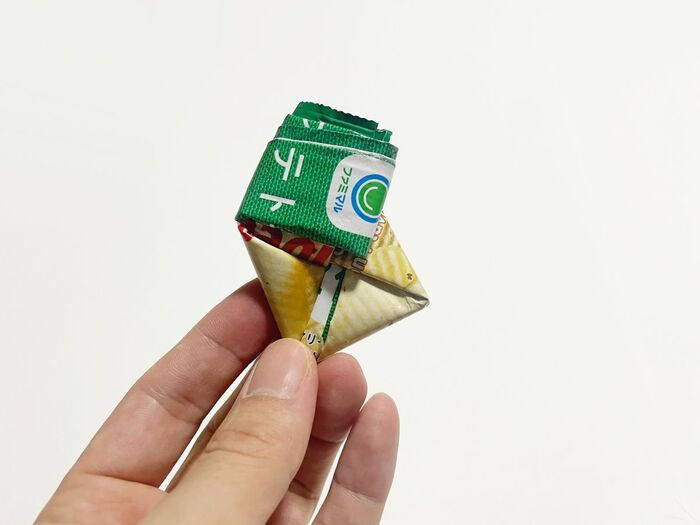 ネットで話題の、お菓子の袋を輪ゴムやクリップなしで閉じる方法 「ポテトチップス、ポッキー、チーズおかき」など日本のお菓子の袋で検証Pouch ポーチ