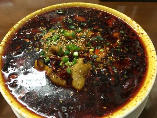 ずっと見ていられる 熱した油をかけて仕上げる・本格中華「水煮魚」