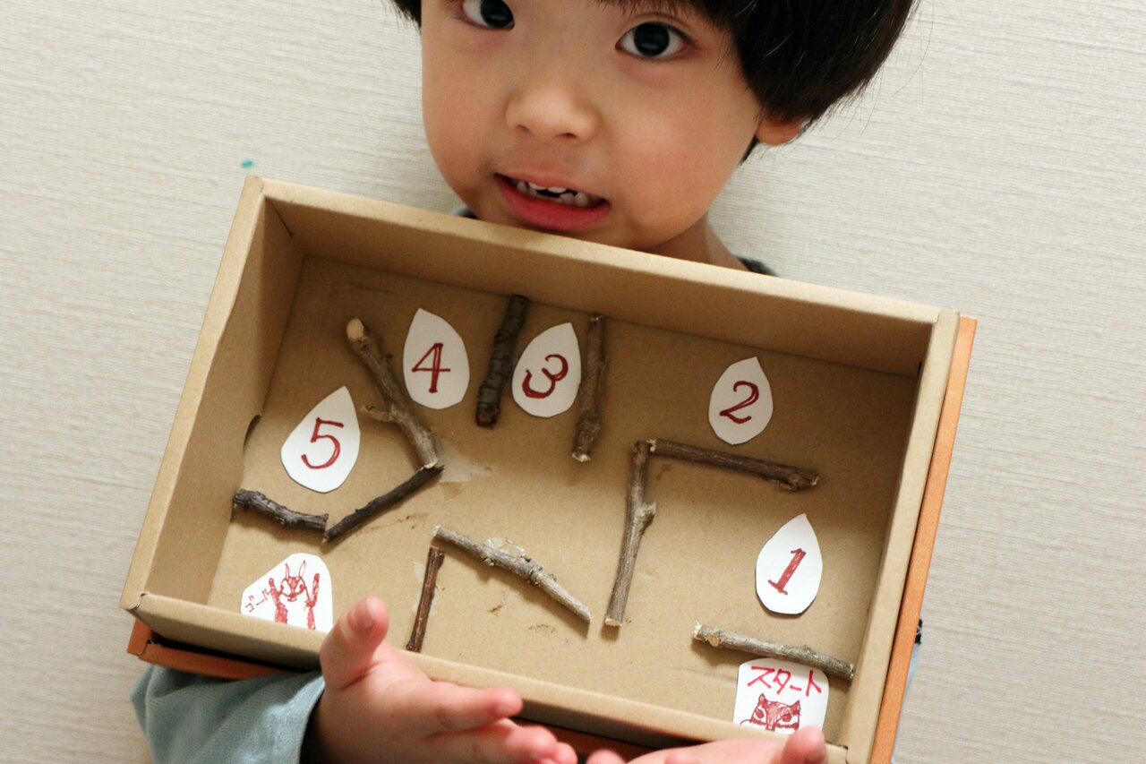 今回は @_maho_mamaさんの素敵な投稿をご紹介します✨ . ✂️-------------✂️ ・ . 秋の自然遊び🌿数珠玉作りを紹介します✨先日投稿した おさんぽ ポシェットを ぶら下げて散歩をした際に 拾った数珠玉たちでブレスレットを作ってみました✨ 私が子供の頃にもよく