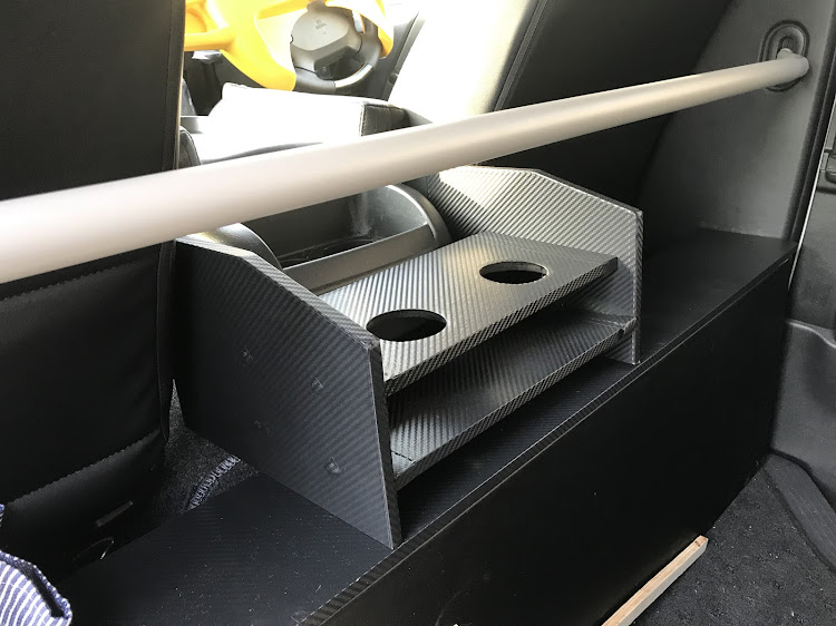 DIY ハイエースのセンターコンソールにドリンクホルダーテーブルを自作～ドライブを快適に♪～レガの快適ハイエース カスタムDIY記