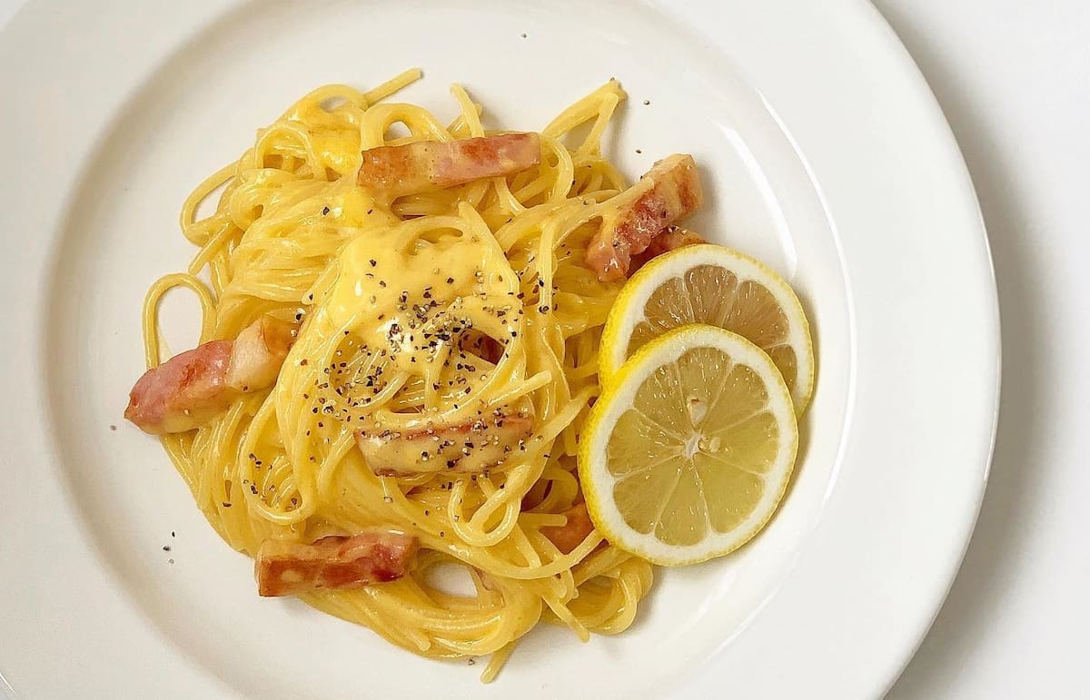 海苔×カルボナー＝絶品和風カルボナーラ！ ぜひお試しいただきたい！ 材料・調味料 パスタ100g7分茹で1.6 海苔5-10枚 味付けベーコン3-4枚 水300ml めんつゆ3倍濃縮大さじ1強 塩コショウ少々 バター10g ごま油 卵全卵1個 粉チーズ大さじ2節約レシピ簡単レシピ料理パスタワンパン時短レシピ