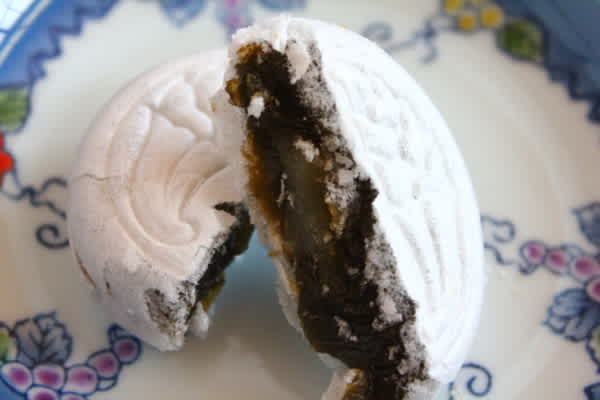 鍋島さま 焦，白 』by もりもりまーたん : 村岡屋 マイング博多駅店 - 祇園 和菓子食べログ