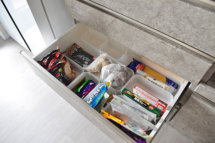 食品ストックの収納術買い過ぎや賞味期限切れを防止するアイデア実例HOUSTO おウチの収納.com