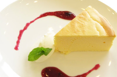 混ぜるだけ簡単！2層が可愛い、苺のムースチーズケーキ