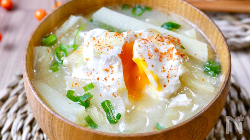 ほうれん草と落とし卵のみそ汁のレシピ 作り方：白ごはん.com