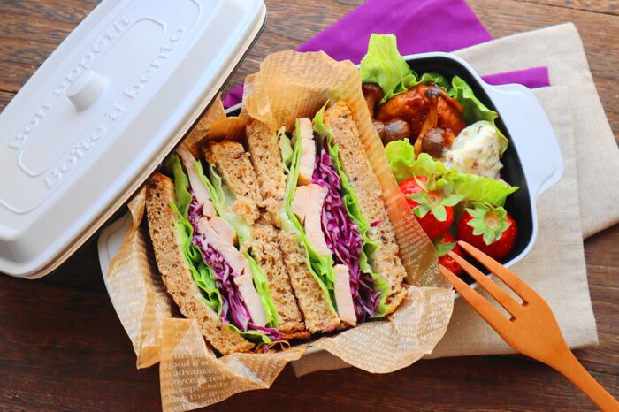 サンドイッチがぴったり収まる。無印良品の折りたためるケースで弁当作りが時短に！ライフハッカー・ジャパン