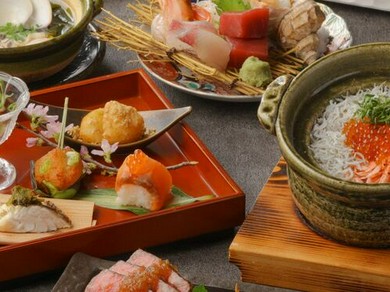 🆕🆕🆕🆕🆕 来週25日から、 休日限定ランチ メニューも3種類新登場します🔥 リーズナブルな価格で、色々なお肉をご堪能できるランチメニューとなっておりますので是非みなさまのご来店お待ちしております✨⭐︎ご飯大盛り無料 ☆サラダ付き ☆スープ付き多摩センター