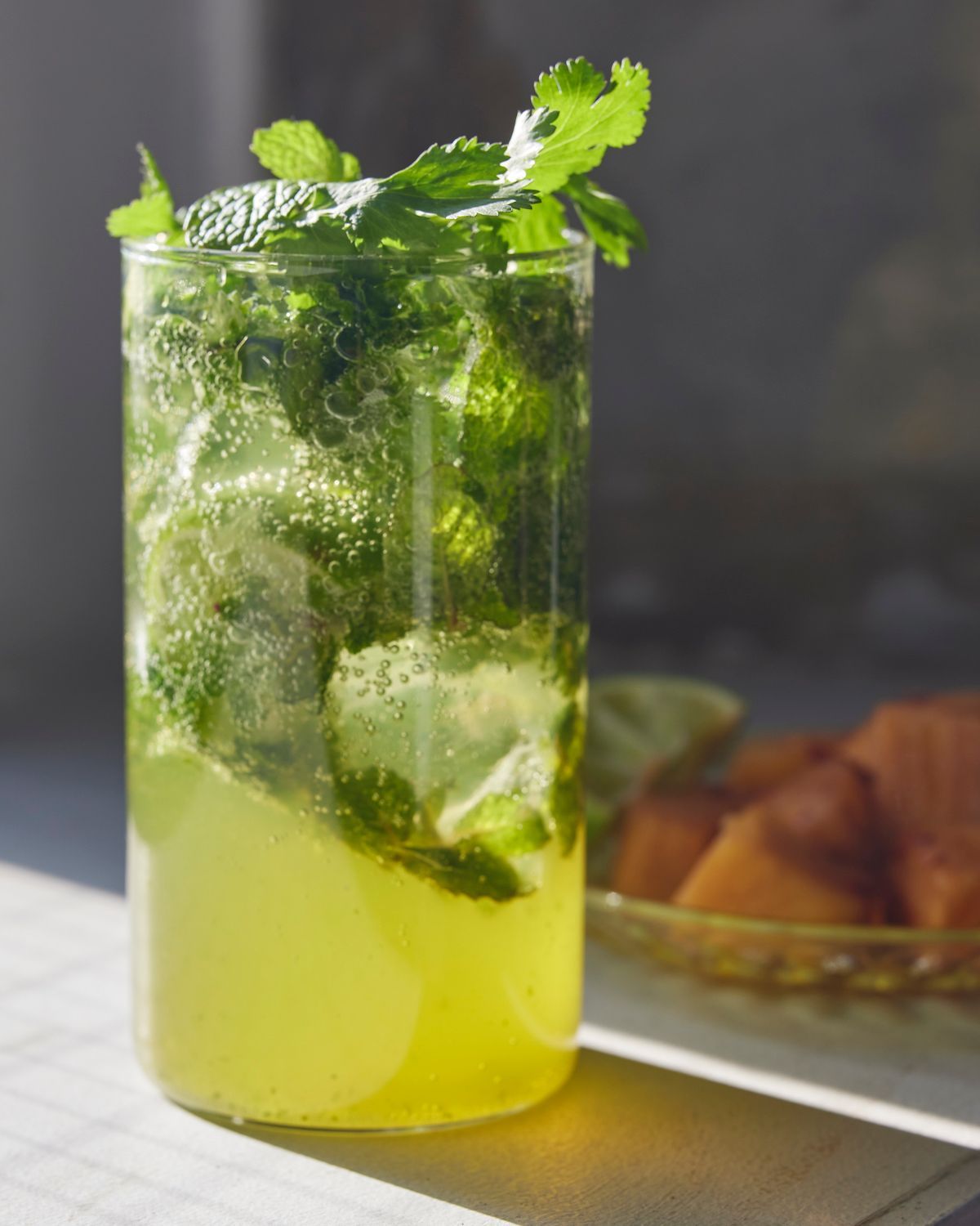 世界一売れているラム「バカルディ」で挑戦！パクチー、バジル、ローズマリーのモヒートをつくってみた！ - SnapDish Food Camera