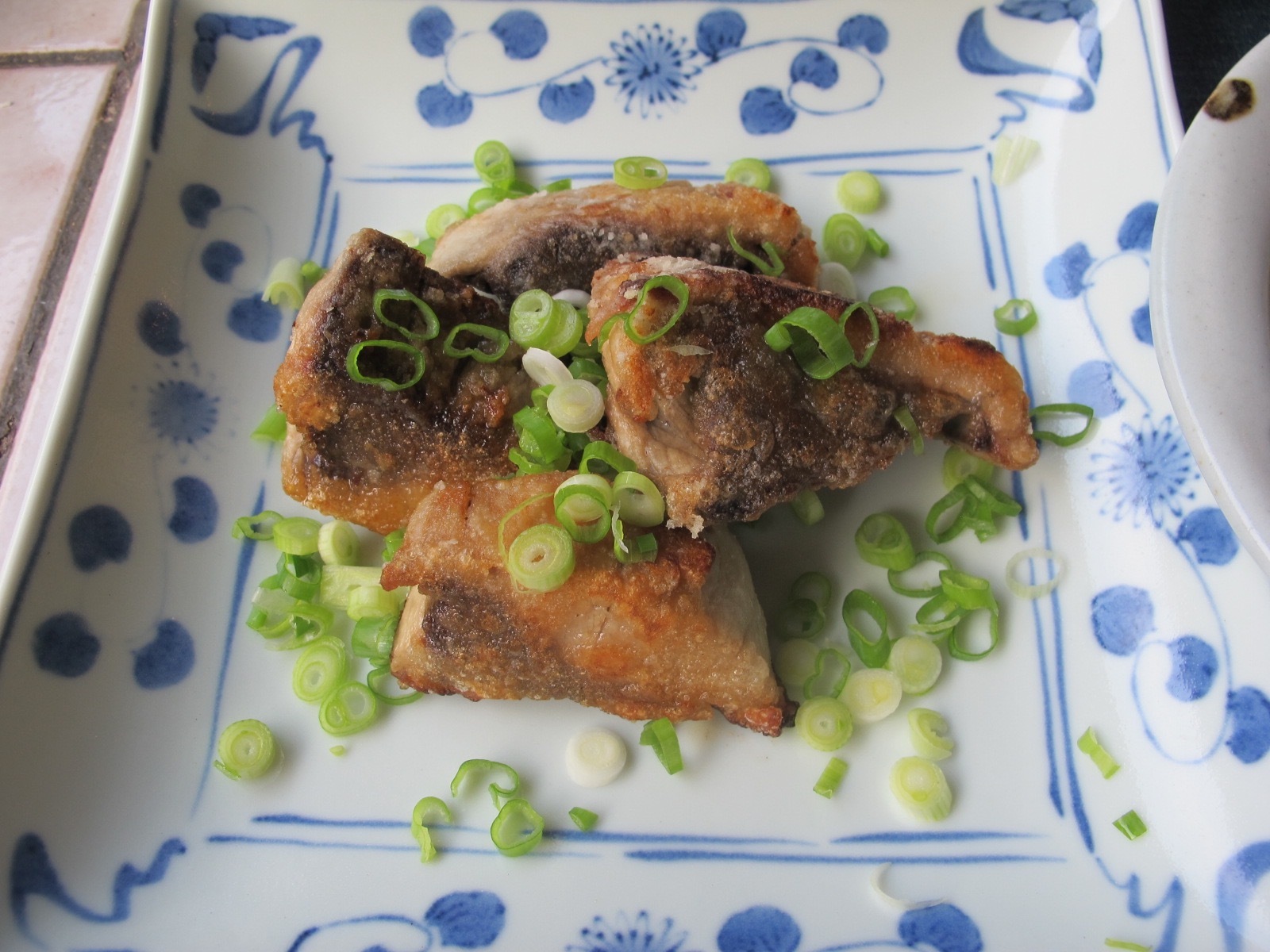 生本マグロの血合いをチキン南蛮風に！繁盛店バイトに人気のまかない丼 - たべぷろ