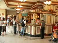 ディズニーランドのミッキーワッフルのお店。グレートアメリカンワッフルカンパニー。 - ディズニー旅行宿泊記