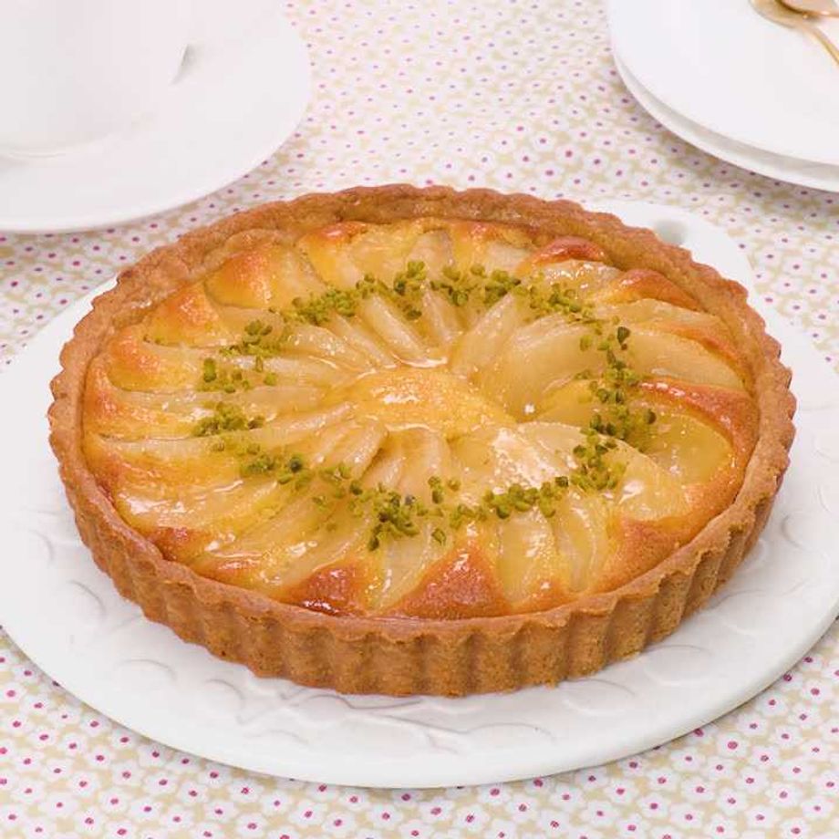 マンゴーのタルト」 アーモンドクリームを入れて焼き上げたタルトにカスタードクリームを絞り、完熟マンゴーをたっぷりと飾りました。さらに仕上げにパッション フルーツの種入りソースをかけました✨キャトルキャールQuatreQuarts小平小金井府中分倍河原