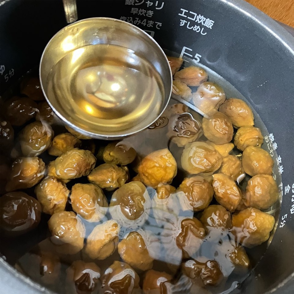 納家 正弥露茜 梅×スモモ シロップ 炊飯器へ500g冷凍露茜、氷砂糖400gを投入、保温で約9時間、超時短完成です。炭酸水で割り、そこへフィンガーライムとすだち果汁1個分搾りました。 フィンガーライムは噛んだ瞬間にライムが弾け、すだちはキレがでますので、梅