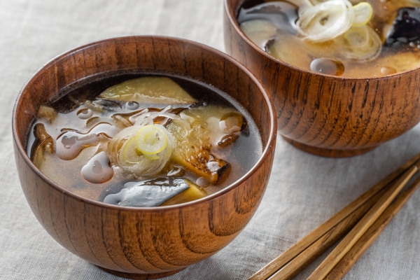 揚げなすと玉ねぎのみそ汁