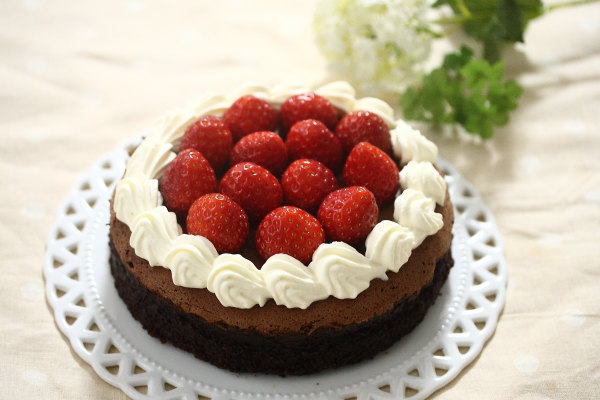 ガトーショコラ フルーツ飾り–福岡のスイーツ専門店 ストロベリーフィールズ-StrawberryFields