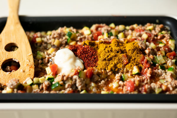 レシピはこちらから👇 本当に簡単だから作ってみてね♡ 👇他の時短レシピもチェック @tsubasa_recipe365お肉を直接トルティーヤに広げて焼く、バーガーラップ🍔🌯 今回は ヘックスクラッド のフライパンを使ったら、外カリッ！中ジューシーに焼き上がってびっくり✨ 鉄のようにしっかり焼けるのに軽くて扱いやすいし、毎日の調理にも安心の耐久性＆簡単お手入れで助かってます♡