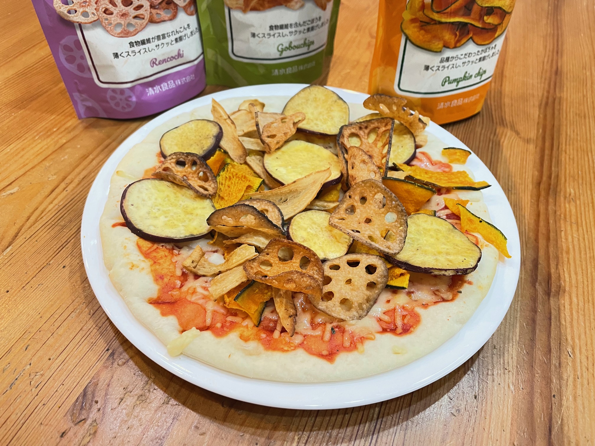 もうアク抜きはしなくて良い。とまらんごぼうチップス ＜材料＞ ごぼう1本 油適量 塩適量 ＜作り方＞1.フライパンに2センチほど油を入れ、中温にしておく 2.ごぼうの皮を布巾などでこすり洗いし、スライサーで薄く切る3.①のフライパンにごぼうを入れ、2分40秒揚げる 4