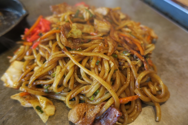 材料を重ねて焼くだけ！ 香ばしい香りが漂う「ほったらかし海老焼きそば」料理家さんのレシピアマノフーズ公式ブランドサイト